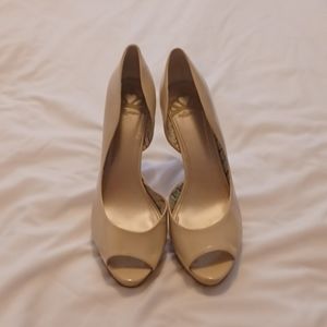 Fergalicious by Fergie Nude Patent Leather Stillet